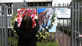 Una mujer rinde tributo a
