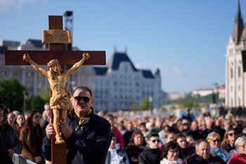Un hombre sostiene un crucifijo