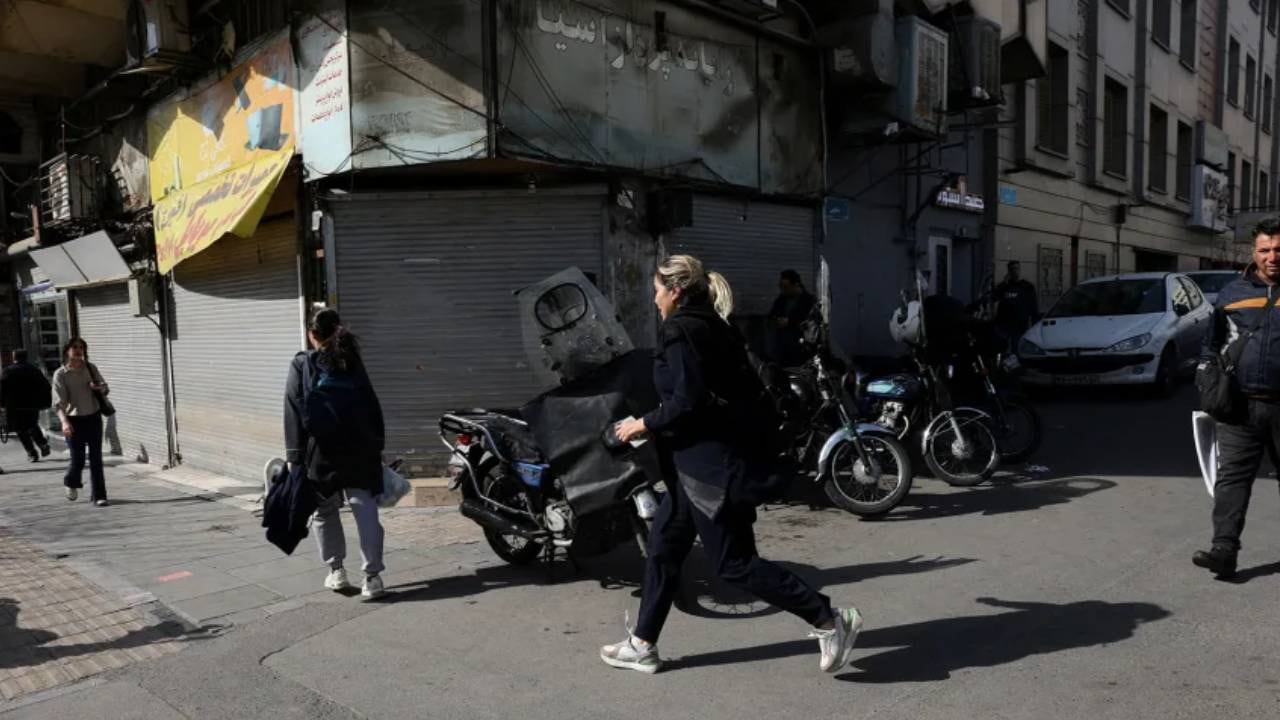 La gente corre a refugiarse tras una explosión en Teherán, el sábado 28 de febrero. Majid Asgaripour/West Asia News Agency/REUTERS