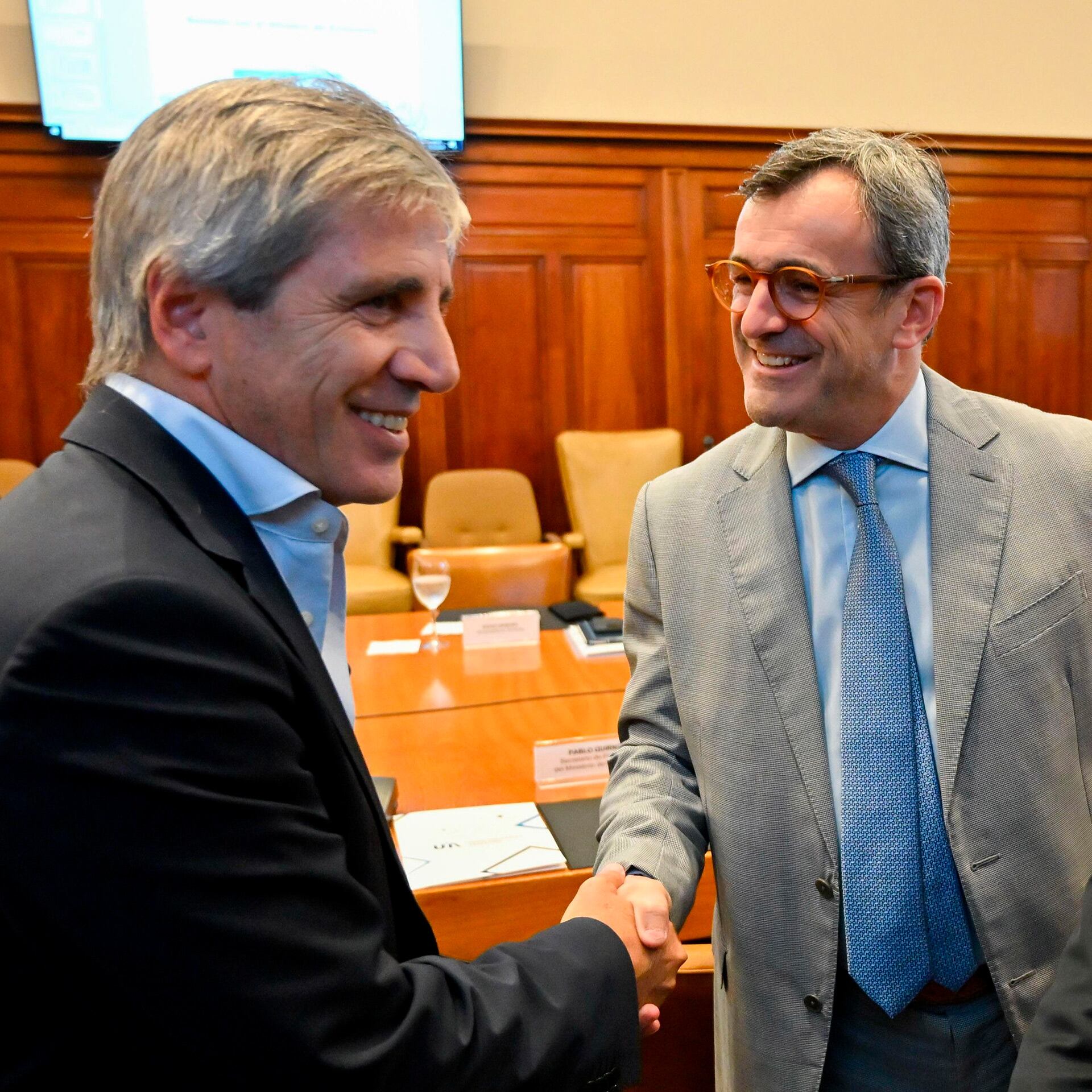 El titular de la UIA, Martín Rappallini, junto al ministro de Economía, Luis Caputo, en la sede de la entidad