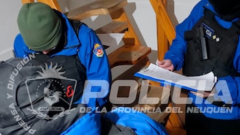 Son empleados de la Municipalidad de Neuquén y vendían licencias de conducir truchas por redes sociales