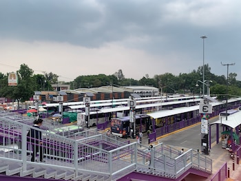 Antonio, vendedor de alimentos en la zona, fue removido de su puesto en el puente central por orden de la alcaldía, enfrentando pérdidas económicas y menor flujo de clientes. (Foto: Raúl A. González/Infobae Mexico)