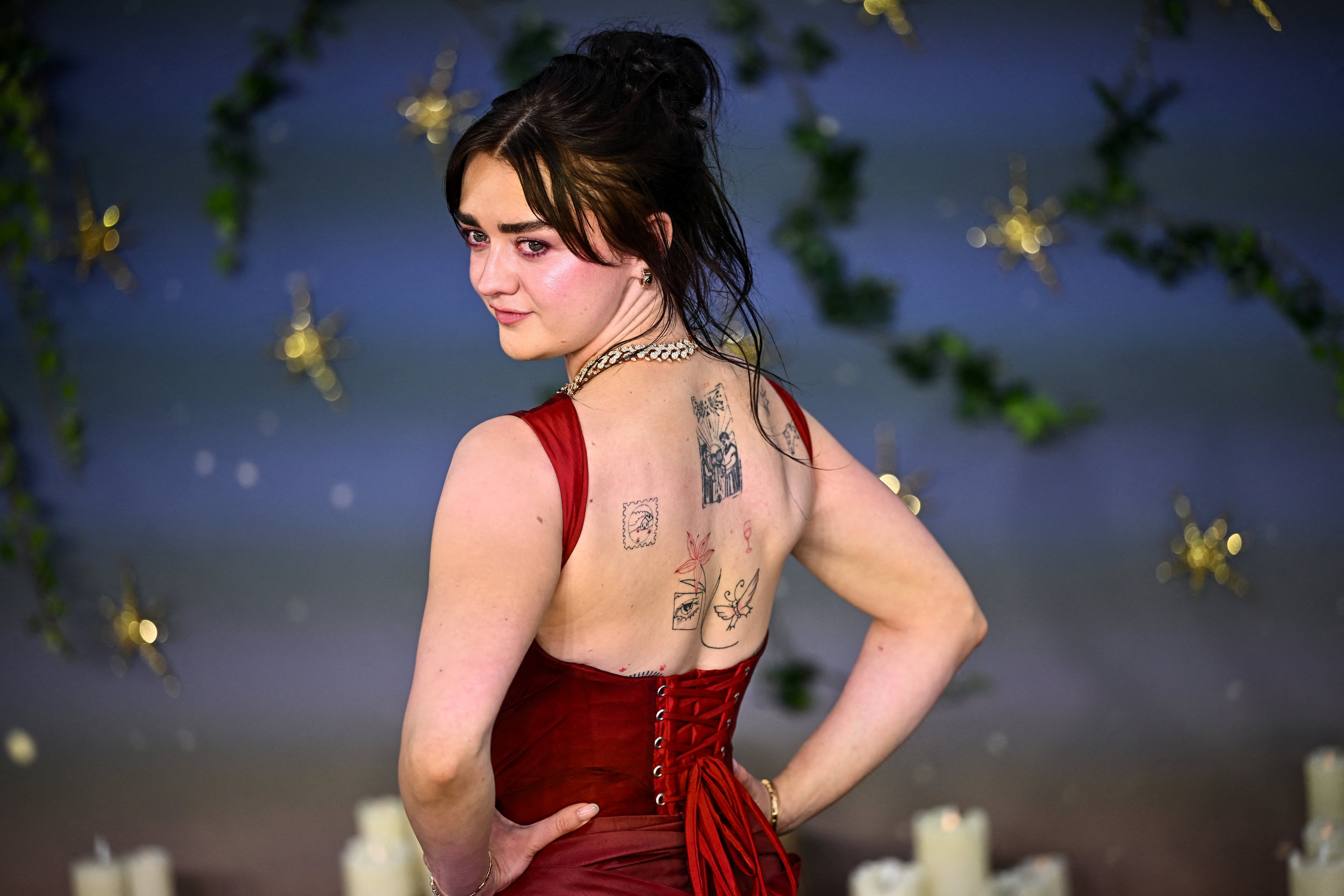 Los tatuajes de Maisie —botánicos y cartas de tarot— acentuaron la fusión punk y clásica REUTERS/Dylan Martinez
