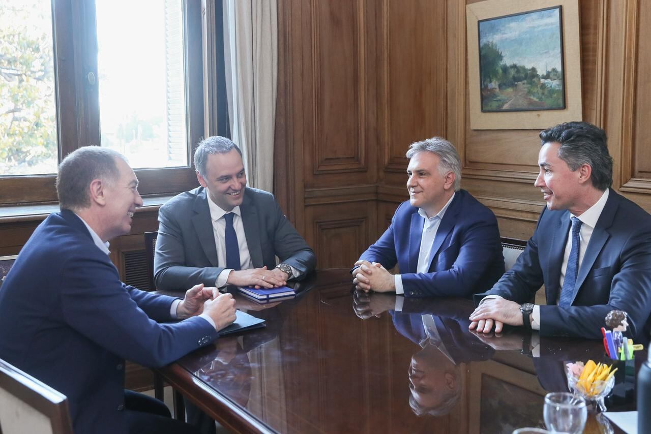 Manuel Adorni y Diego Santilli junto a Martín Llaryora