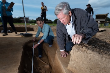 "Este es el rostro de los colonos ingleses, estos primeros, y son niños, según nuestros estándares", dice Douglas Owsley, conservador de antropología biológica del Smithsonian. A su lado está Bruwelheide. (Craig Hudson para The Washington Post)