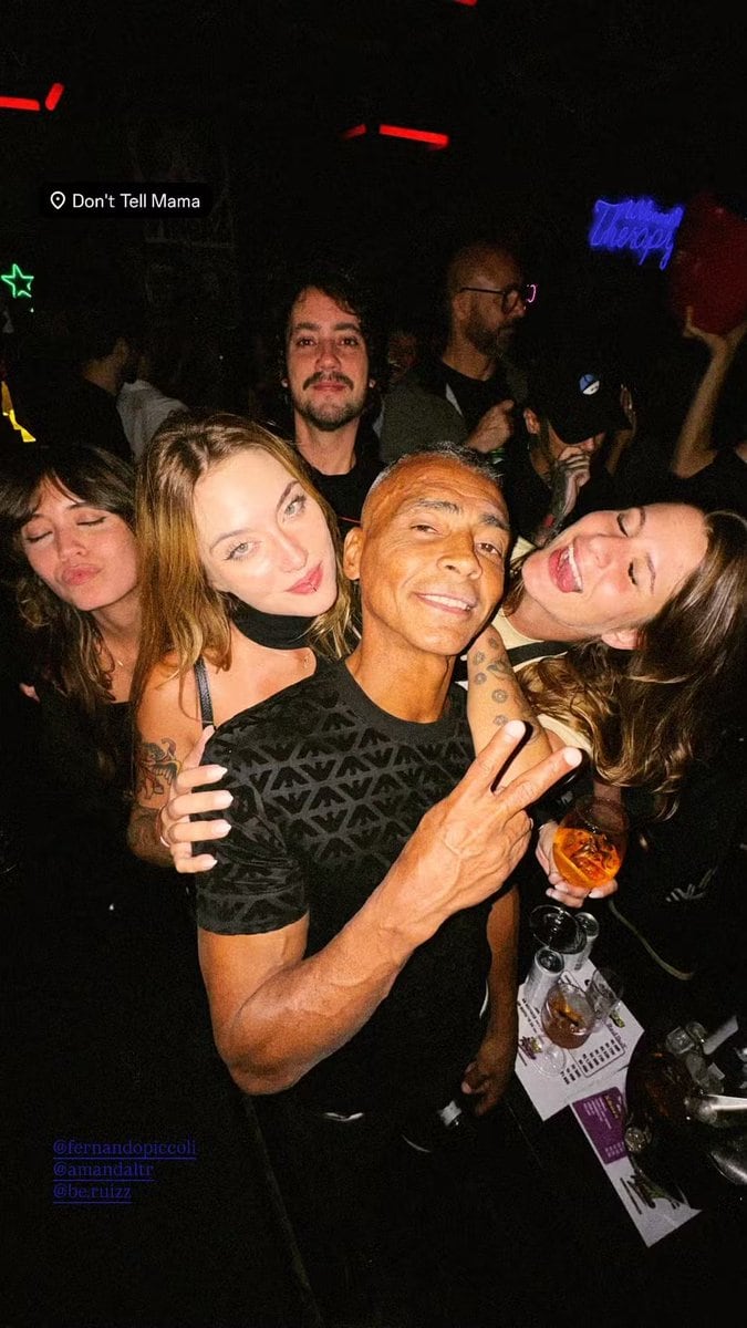 Romário fue vista con la surfista, Júlia Dixon, de 26 años