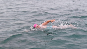 Anne Féat, de 57 años, completó los 41 kilómetros entre Dover y Tardinghen en 15 horas y 31 minutos sin traje de neopreno ni aletas, como homenaje a su tío (X @charlesbietry)
