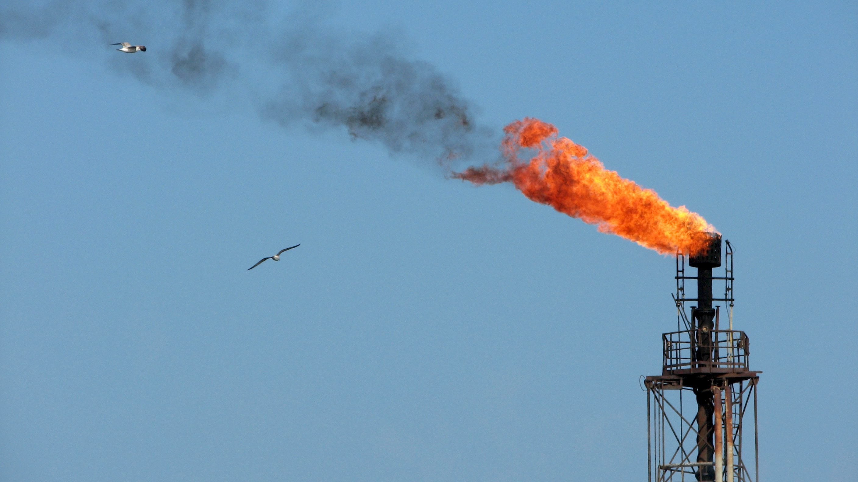 Fotografía de archivo de la parte superior de una torre petrolera (EFE)