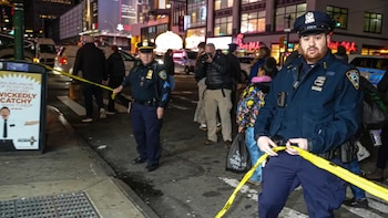 Crimen en Times Square: un hombre murió apuñalado y el NYPD busca a tres sospechosos