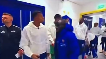 Polémica en la selección de Francia a días del debut en el Mundial: el gesto entre Mbappé y Kanté que recorre el mundo