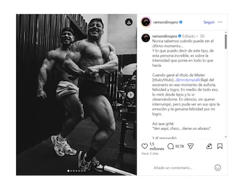 Imagen en blanco y negro de dos hombres musculosos sonriendo y posando con los brazos flexionados