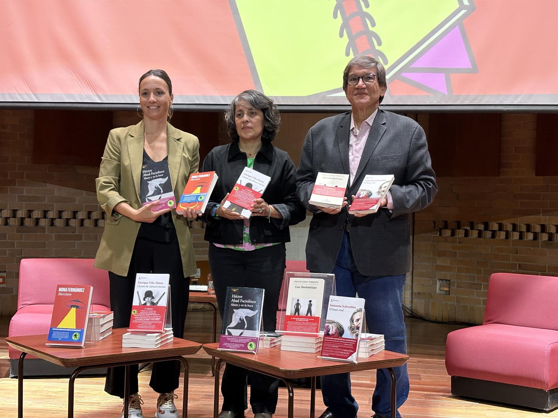 Bogotá recibe la primera donación internacional de libros del Premio Aena de Narrativa Hispanoamericana
