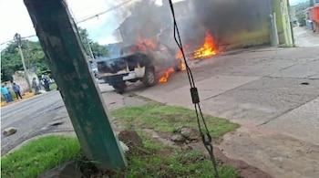 La captura de “El Güero Gym” desató una reacción violenta en Totolapan, con bloqueos, automóviles incendiados y disparos. En medio de la crisis, tres trabajadores de la Fiscalía de Morelos quedaron en manos de quienes exigían la liberación del detenido. (Crédito: redes sociales)