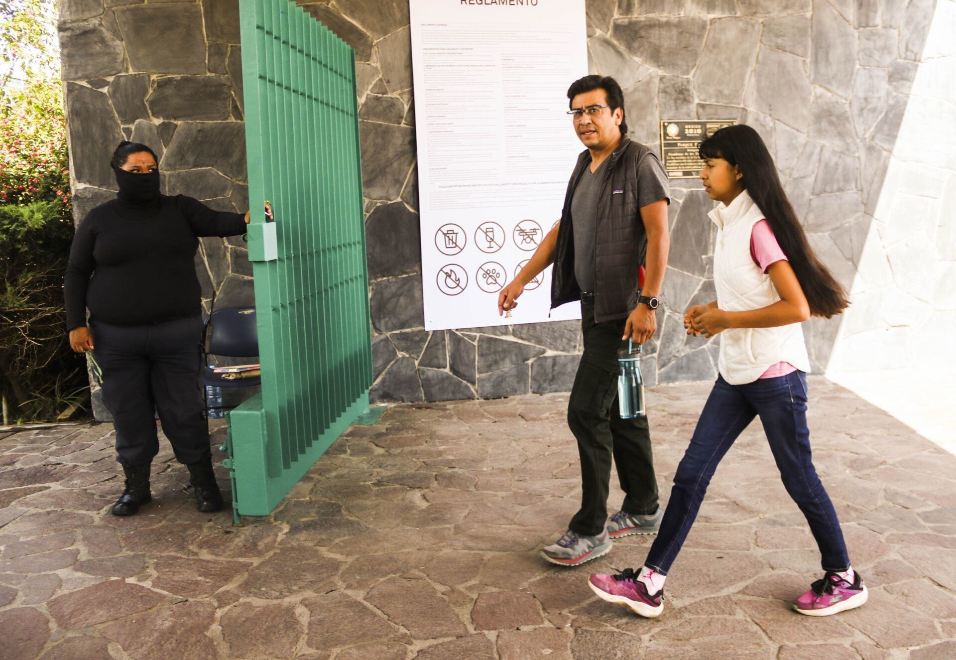 CIUDAD DE MÉXICO. 01JULIO2025.- Visitantes caminaron durante la entrada del Parque Bicentenario, luego de su reapertura tras permanecer cerrado después de la muerte de los fotógrafos Berenice Giles y Miguel Hernández en el Festival Axe Ceremonia al caerles una estructura metálica. El gobierno federal retiró la concesión a la empresa que lo administraba, por lo que está a cargo de la Secretaría de Cultura. El parque operará bajo un esquema mixto mediante un convenio con el Auditorio Nacional y el Comité del Fundación Unión Autismo y Neurodiversidad (FUAN). FOTO: VICTORIA VALTIERRA/CUARTOSCURO.COM