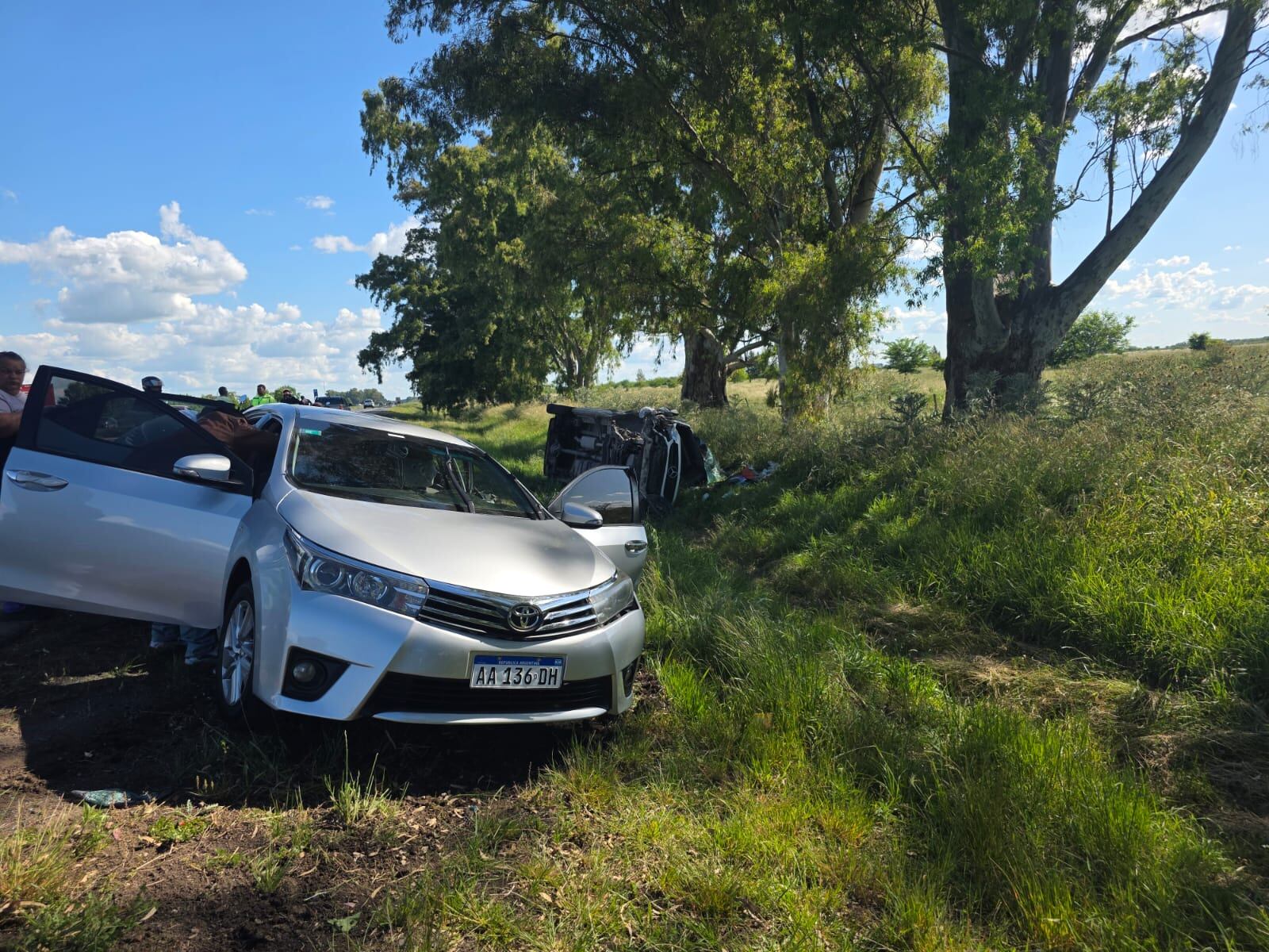 Una camioneta chocó a un auto que estaba detenido en la Ruta 2