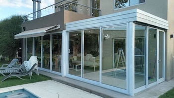 Con vidrios dobles herméticos y