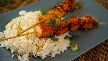 Receta de satay de pollo con salsa de cacahuete, las sabrosas brochetas típicas de la cocina tailandesa