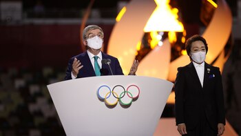 Tokyo 2020 Olympics - The Tokyo 2020 Olympics Closing Ceremony - Olympic Stadium, Tokyo, Japan - August 8, 2021. International Olympic Committee (IOC) President Thomas Bach delivers a speech as Tokyo 2020 President Seiko Hashimoto looks on Pool via REUTERS/Dan Mullan
