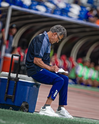 Juan Carlos Osorio dirigiendo a