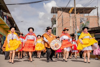 Un colorido pasacalle con danzantes