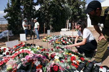 Amigos y familiares lloran a