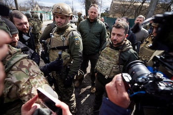 El presidente de Ucrania, Volodimir Zelensky habla con los medios de comunicación en Bucha, a las afueras de Kiev (Reuters)