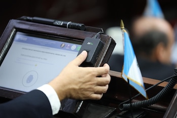 La aprobación de la ley ocurrió tras protestas, bloqueos y presiones de 48 Cantones de Totonicapán, alcaldías indígenas y comerciantes frente al Congreso de Guatemala.