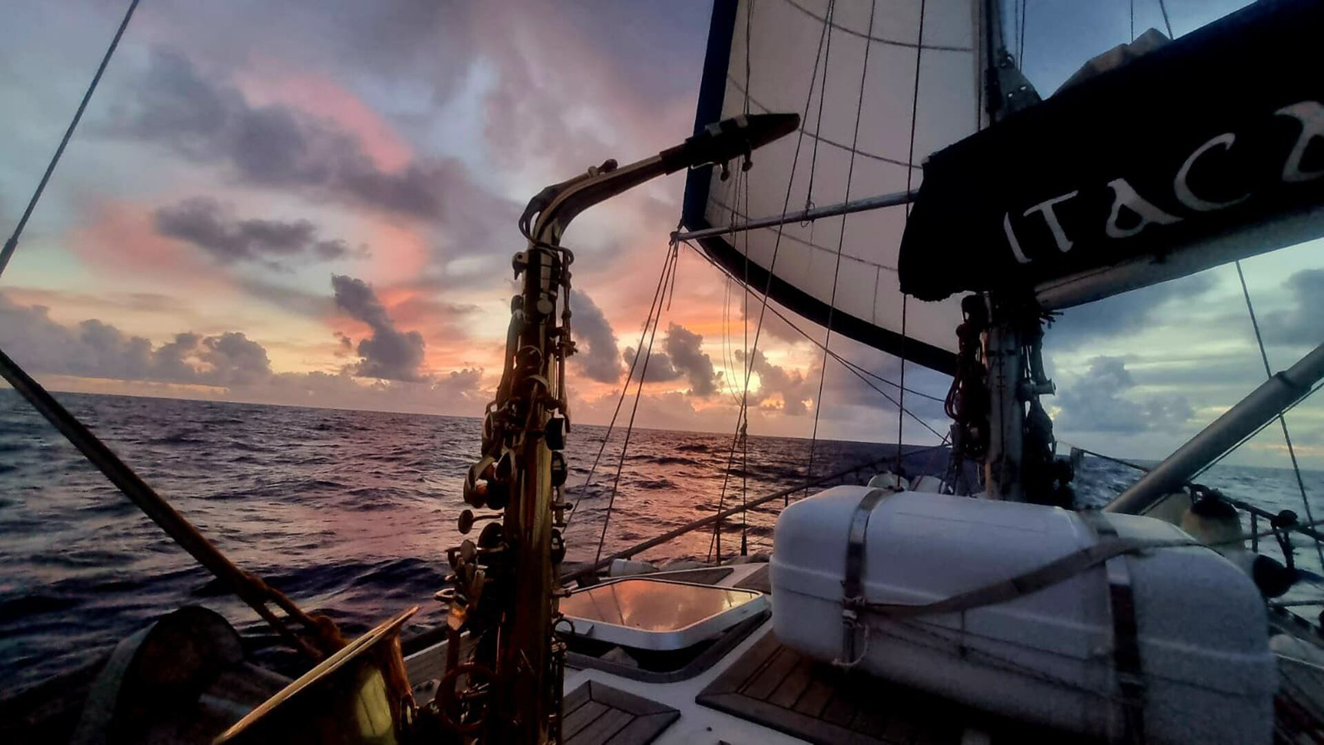 La navegación redefine vínculos, rutinas y silencios, en un ambiente donde no hay máscaras posibles.