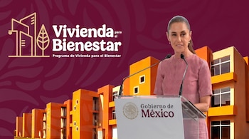 Una mujer habla en un podio con micrófonos frente a un fondo morado con texto 'Vivienda para el Bienestar' y edificios de apartamentos naranjas.