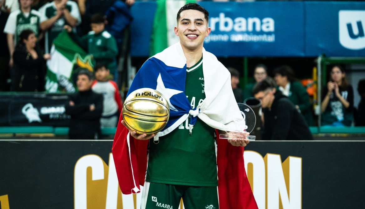 El chileno Sebastián Carrasco con el premio al Jugador Más Valioso de las Finales de la Liga Nacional de Básquet (Prensa LNB)