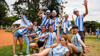 Amigos alentando a la selección