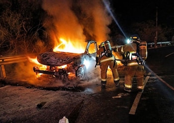 Incendio vehicular en el kilómetro 75 de la carretera Panamericana, sector Quebrada Seca, San Vicente Sur. (Foto cortesía Cuerpo de Bomberos)