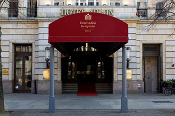 La entrada del Adlon, como