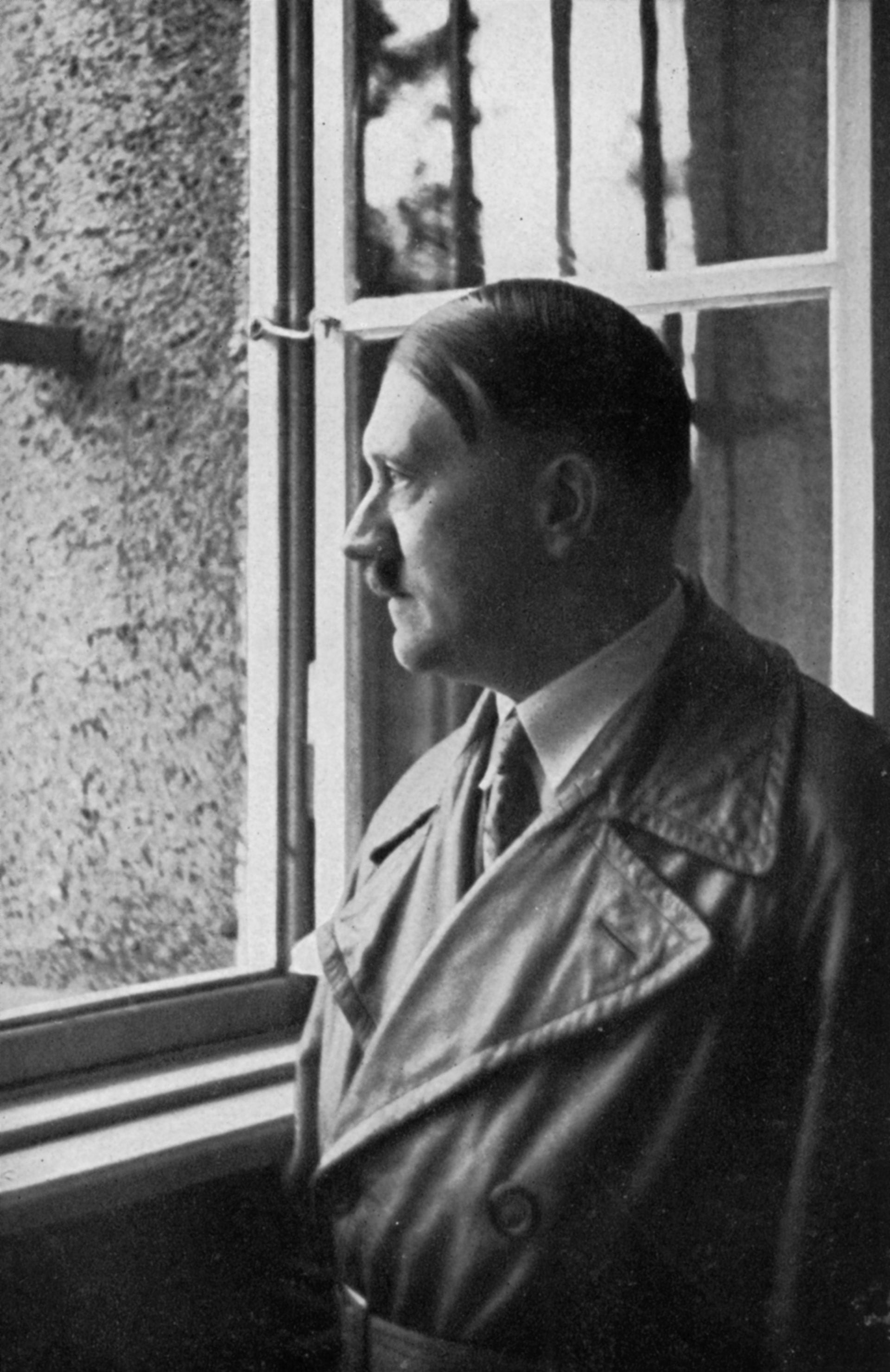 Adolf Hitler mira por la ventana de su celda en la fortaleza de Landsberg, en 1934, donde pasó ocho meses preso en 1924 por su participación en el Putsch de la Cervecería de Munich, el intento fallido de los nazis de tomar el poder en Alemania