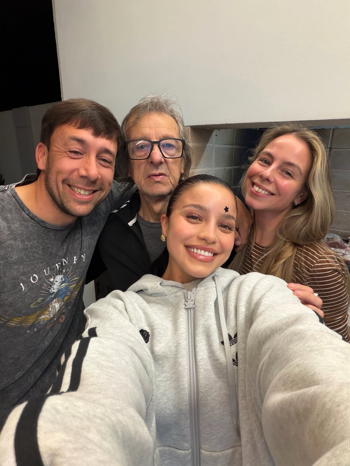 La cantante visitó su ciudad natal por el cumpleaños de su padre y compartió postales de la celebración