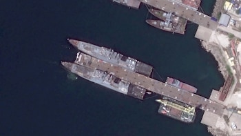 Así quedaron los buques de guerra rusos tras el bombardeo ucraniano contra la base naval de Novorossiysk