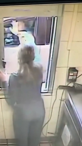 Un hombre en Florida atacó a una empleada de una cafetería