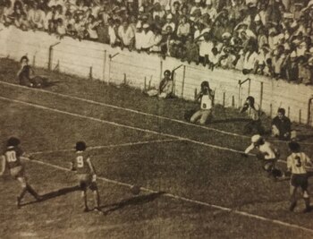 Segundo gol de Bochini con