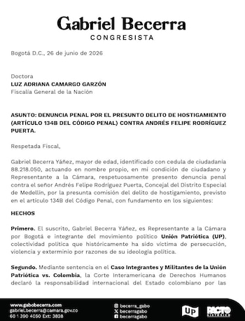 Gabriel Becerra radicó una denuncia penal ante la Fiscalía General de la Nación por el presunto delito de hostigamiento, argumentando que las manifestaciones del cabildante deben ser investigadas conforme al artículo 134B del Código Penal - crédito prensa Gabriel Becerra