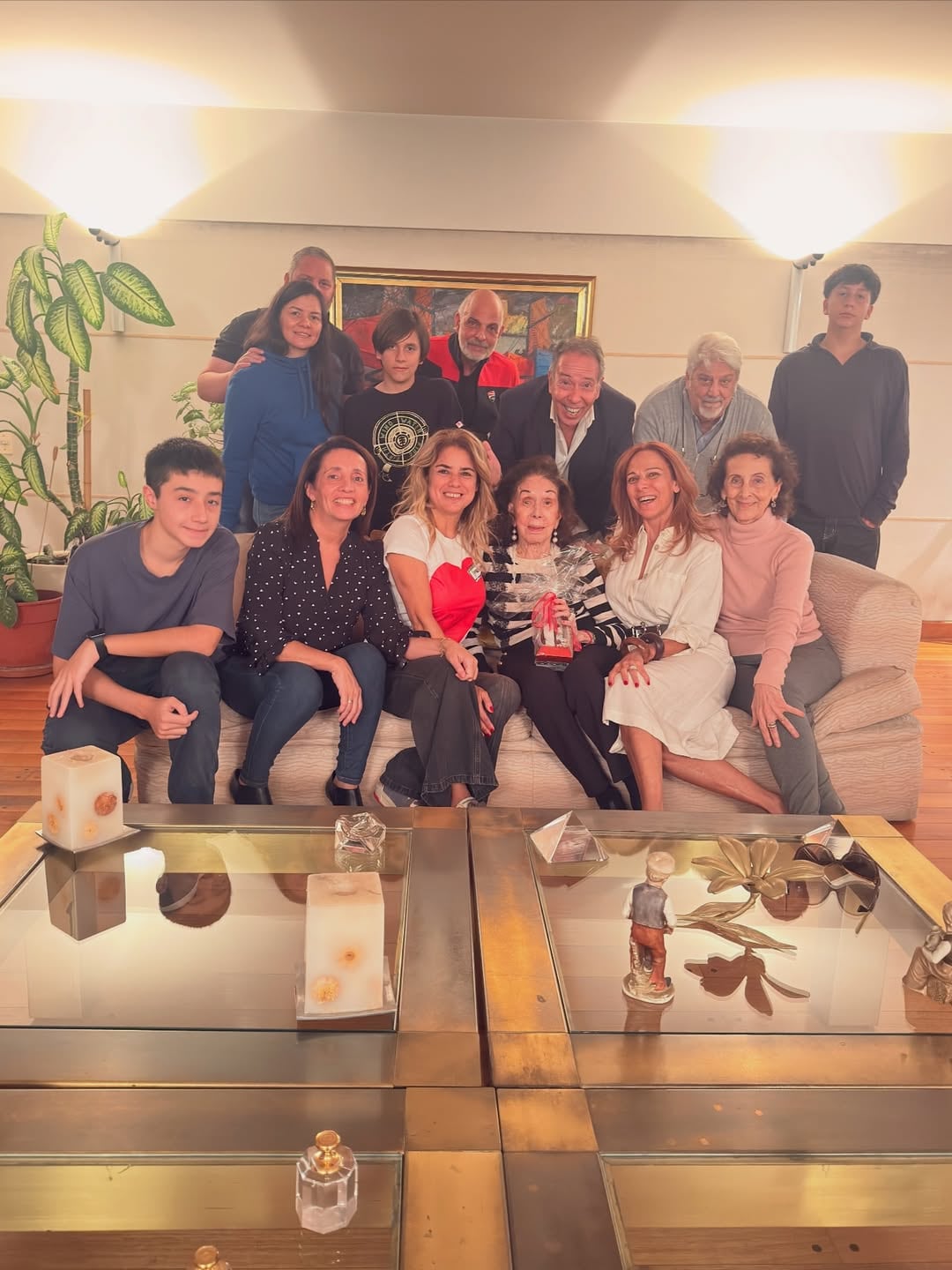 La foto grupal en el sillón del hogar inmortalizó un encuentro cargado de recuerdos, afectos y nuevos momentos en familia