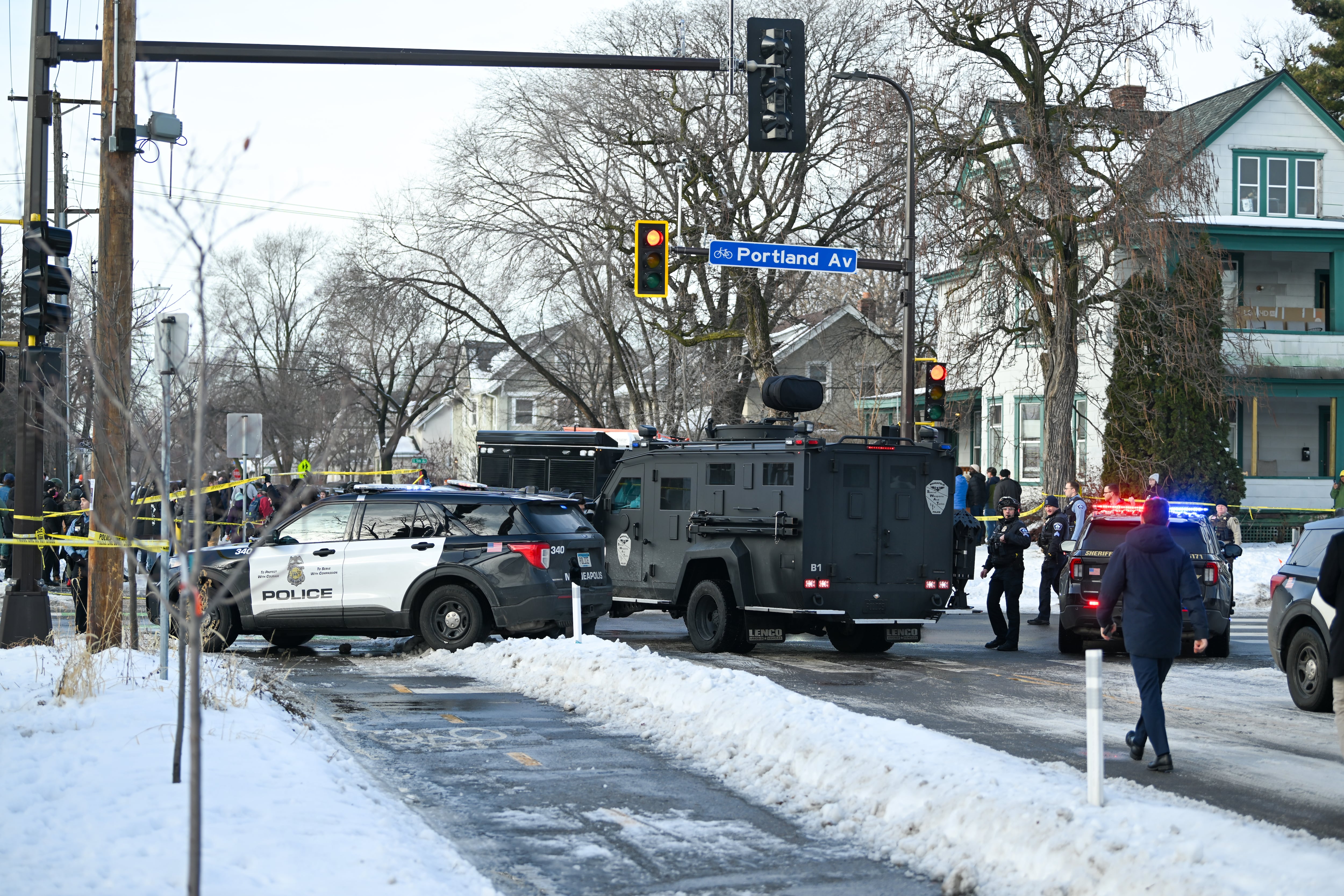 Agentes de la Policía de Minneapolis resguardan la escena donde una mujer murió tras recibir disparos de un agente federal de ICE (EFE/CRAIG LASSIG)