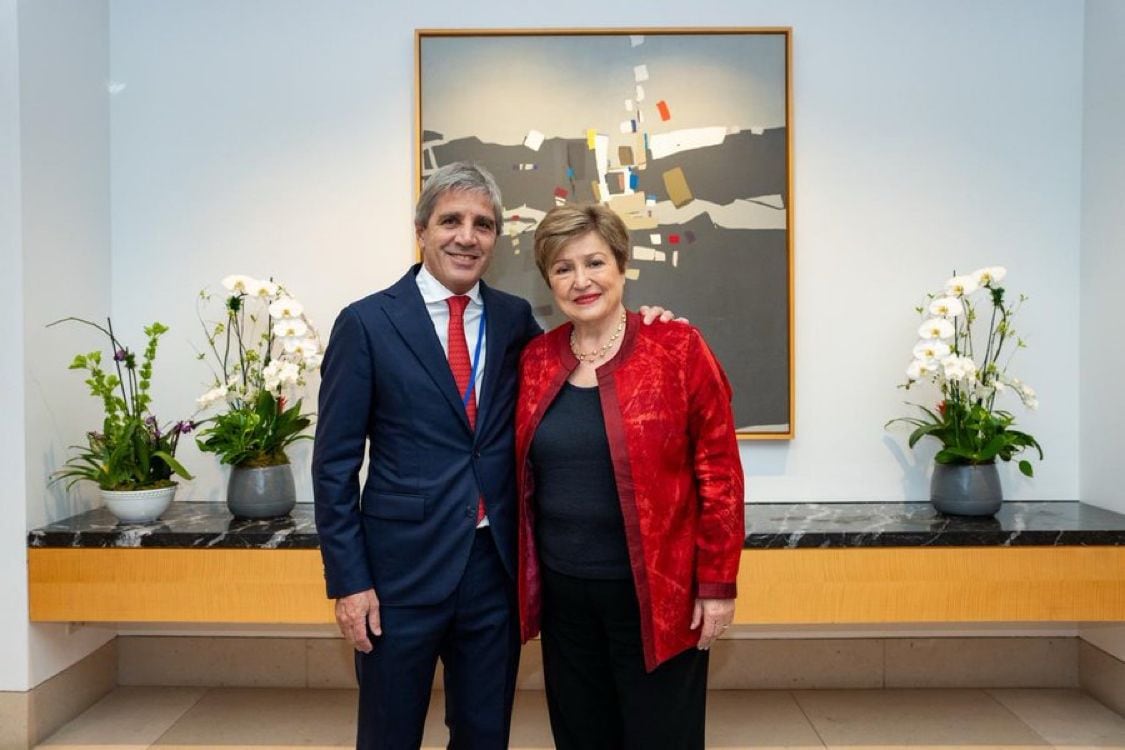El ministro de Economía de Argentina, Luis Caputo, y la directora gerente del FMI, Kristalina Georgieva, posan durante las reuniones de primavera del organismo en Washington.