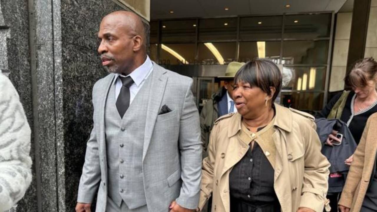 Kenneth Windley recupera la libertad en Nueva York tras pasar 19 años en prisión por un robo que nunca cometió. (AP)