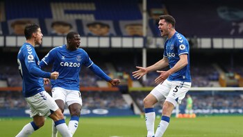 Con asistencia de James y