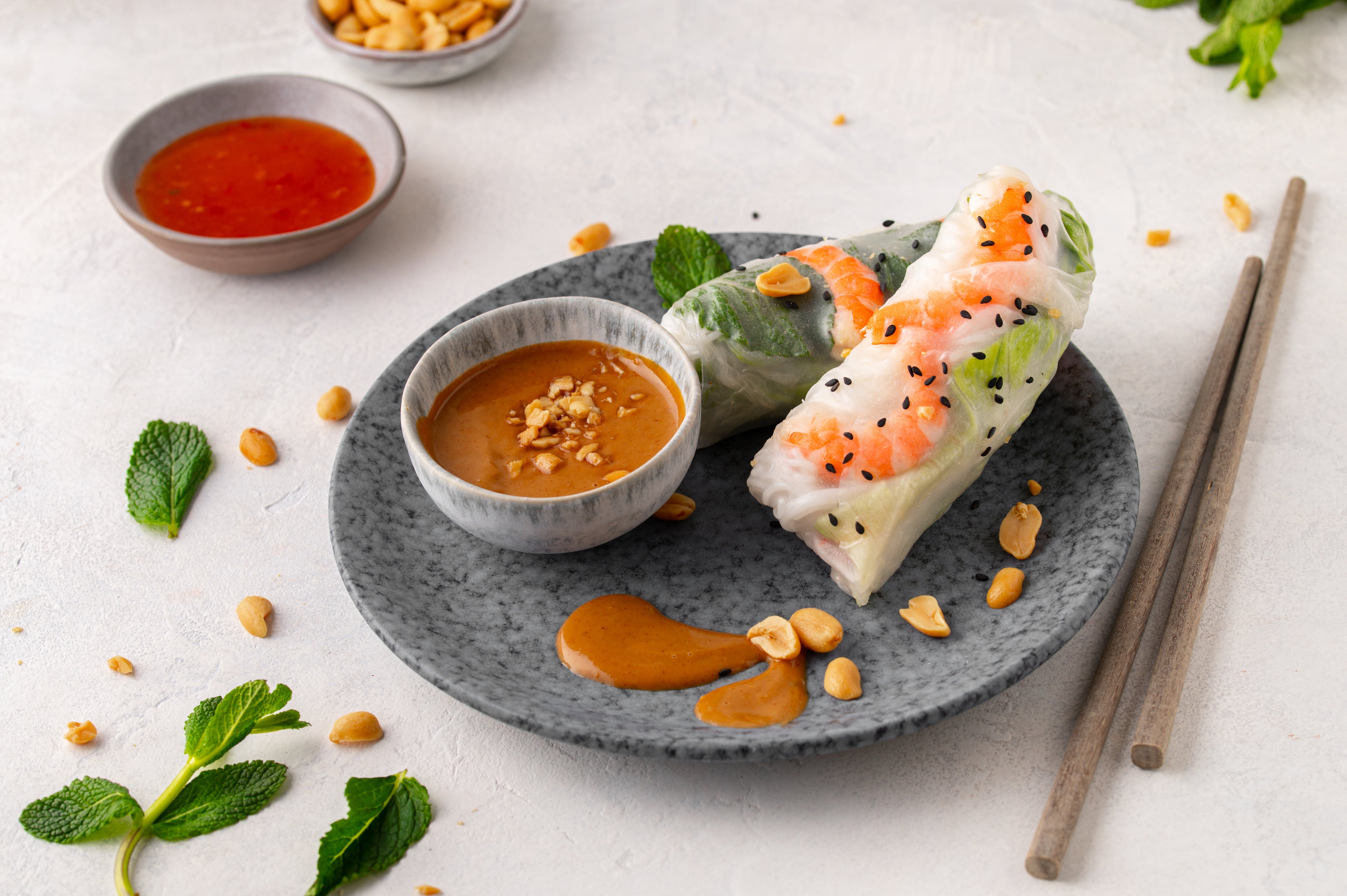 Rollitos vietnamitas o rollitos de verano, una cena saludable y deliciosa (Karetnikava Lizaveta/Shutterstock)