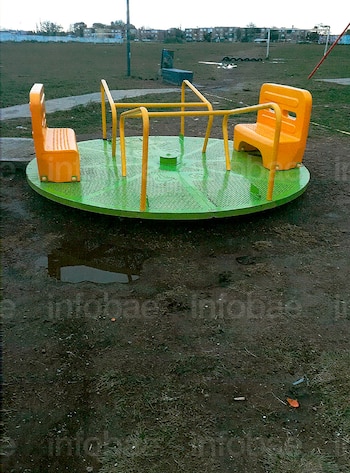 Una niña se lastimó en una calesita en la plaza y la Justicia condenó al municipio