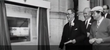 A la derecha, con boina,