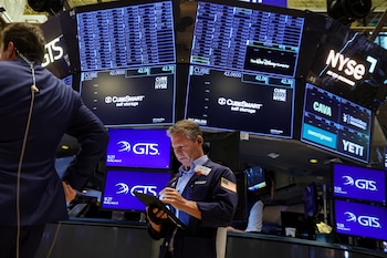 Operadores trabajan en la Bolsa