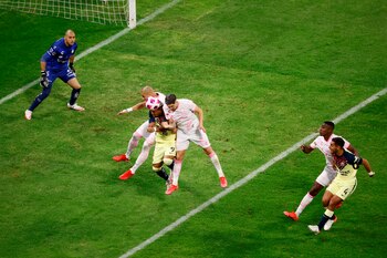 Roger Martínez (c) del América