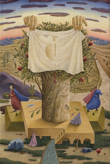Ilustración de manos sosteniendo una tela blanca con dibujo de granada, un árbol con frutos rojos, dos figuras humanas, un río y un puente bajo una plataforma